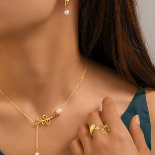 Leafy pearl necklace