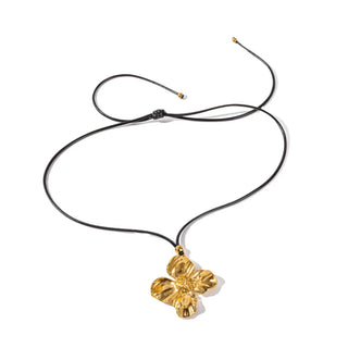 Flower pendant necklace